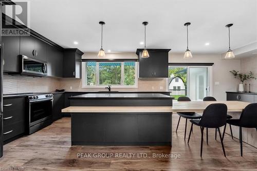 190 Lakeshore Road, St. Catharines (442 - Vine/Linwell), ON - Indoor Photo Showing Kitchen With Upgraded Kitchen