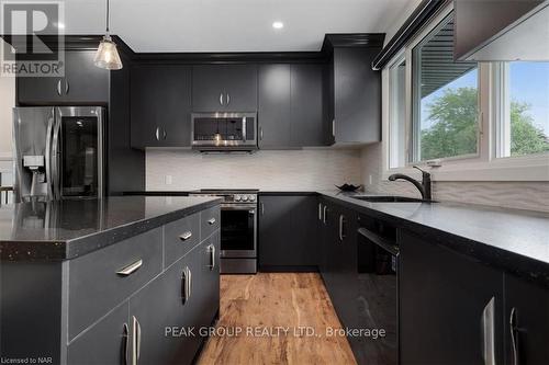 190 Lakeshore Road, St. Catharines (442 - Vine/Linwell), ON - Indoor Photo Showing Kitchen With Upgraded Kitchen