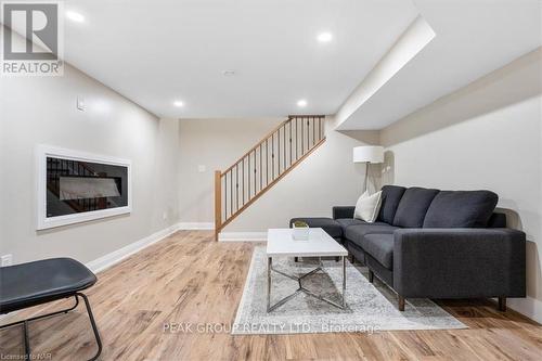 190 Lakeshore Road, St. Catharines (442 - Vine/Linwell), ON - Indoor Photo Showing Living Room