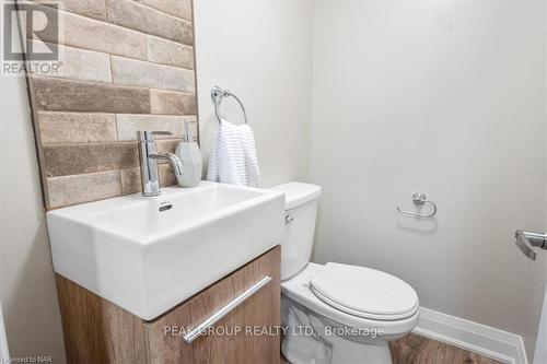 190 Lakeshore Road, St. Catharines (442 - Vine/Linwell), ON - Indoor Photo Showing Bathroom