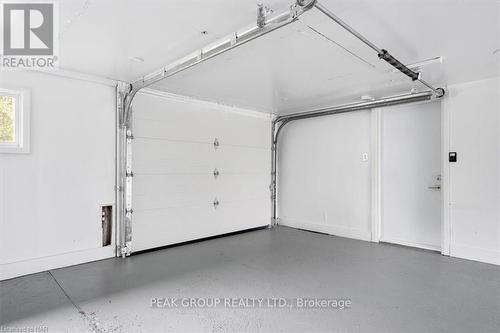 190 Lakeshore Road, St. Catharines (442 - Vine/Linwell), ON - Indoor Photo Showing Garage