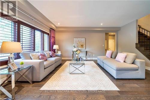 7181 Lionshead Avenue, Niagara Falls (220 - Oldfield), ON - Indoor Photo Showing Living Room