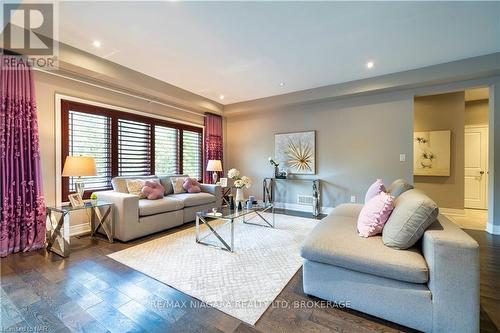 7181 Lionshead Avenue, Niagara Falls (220 - Oldfield), ON - Indoor Photo Showing Living Room