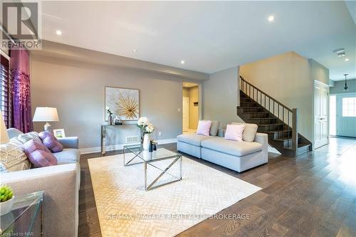 7181 Lionshead Avenue, Niagara Falls (220 - Oldfield), ON - Indoor Photo Showing Living Room