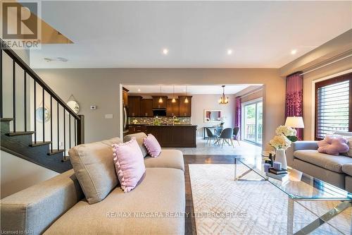 7181 Lionshead Avenue, Niagara Falls (220 - Oldfield), ON - Indoor Photo Showing Living Room