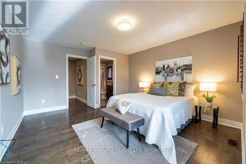 7181 Lionshead Avenue, Niagara Falls (220 - Oldfield), ON - Indoor Photo Showing Bedroom