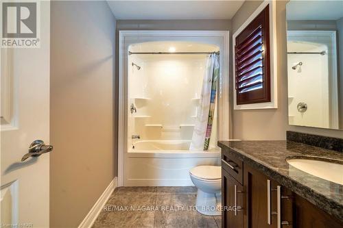 7181 Lionshead Avenue, Niagara Falls (220 - Oldfield), ON - Indoor Photo Showing Bathroom