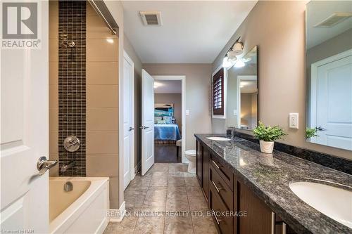 7181 Lionshead Avenue, Niagara Falls (220 - Oldfield), ON - Indoor Photo Showing Bathroom