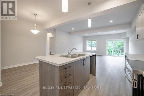 2A - 41 St Davids Road West, Thorold (557 - Thorold Downtown), ON - Indoor Photo Showing Kitchen With Double Sink