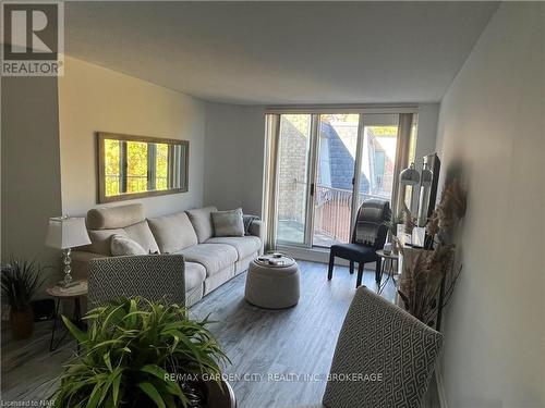 504 - 8111 Forest Glen Drive, Niagara Falls (208 - Mt. Carmel), ON - Indoor Photo Showing Living Room