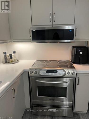 504 - 8111 Forest Glen Drive, Niagara Falls (208 - Mt. Carmel), ON - Indoor Photo Showing Kitchen