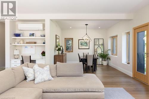 69 Niagara Street, Niagara-On-The-Lake (101 - Town), ON - Indoor Photo Showing Living Room