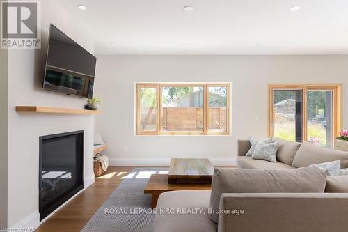 69 Niagara Street, Niagara-On-The-Lake (101 - Town), ON - Indoor Photo Showing Living Room With Fireplace