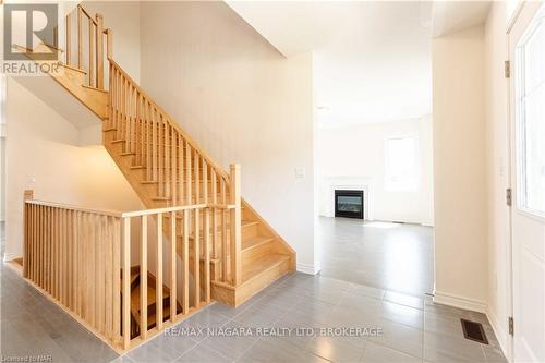 25 Oriole Crescent, Port Colborne (877 - Main Street), ON - Indoor Photo Showing Other Room With Fireplace