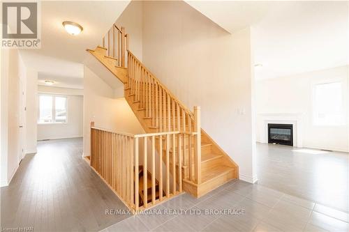 25 Oriole Crescent, Port Colborne (877 - Main Street), ON - Indoor Photo Showing Other Room With Fireplace