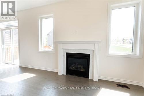 25 Oriole Crescent, Port Colborne (877 - Main Street), ON - Indoor Photo Showing Living Room With Fireplace