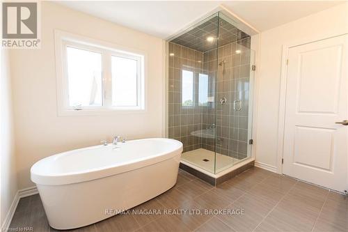 25 Oriole Crescent, Port Colborne (877 - Main Street), ON - Indoor Photo Showing Bathroom