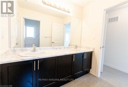 25 Oriole Crescent, Port Colborne (877 - Main Street), ON - Indoor Photo Showing Bathroom