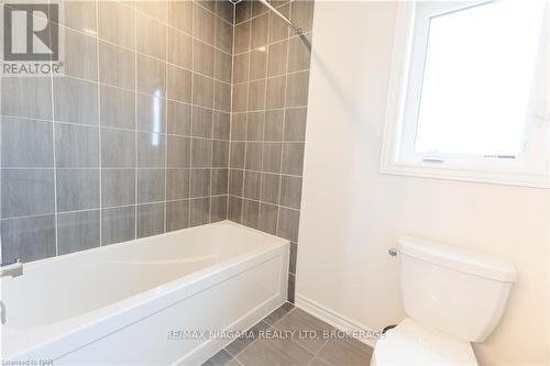 25 Oriole Crescent, Port Colborne (877 - Main Street), ON - Indoor Photo Showing Bathroom