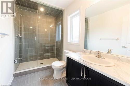 25 Oriole Crescent, Port Colborne (877 - Main Street), ON - Indoor Photo Showing Bathroom