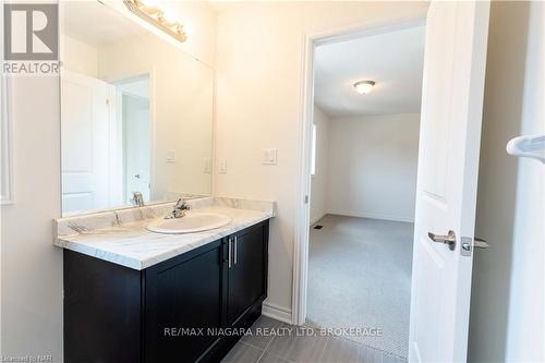 25 Oriole Crescent, Port Colborne (877 - Main Street), ON - Indoor Photo Showing Bathroom