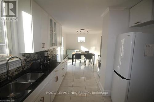 6398 Crawford Street, Niagara Falls (212 - Morrison), ON - Indoor Photo Showing Kitchen With Double Sink