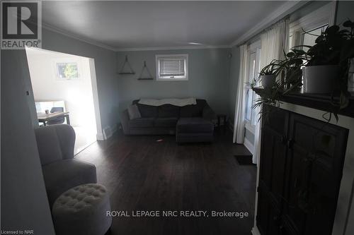 6398 Crawford Street, Niagara Falls (212 - Morrison), ON - Indoor Photo Showing Living Room