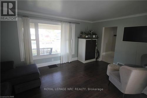 6398 Crawford Street, Niagara Falls (212 - Morrison), ON - Indoor Photo Showing Living Room