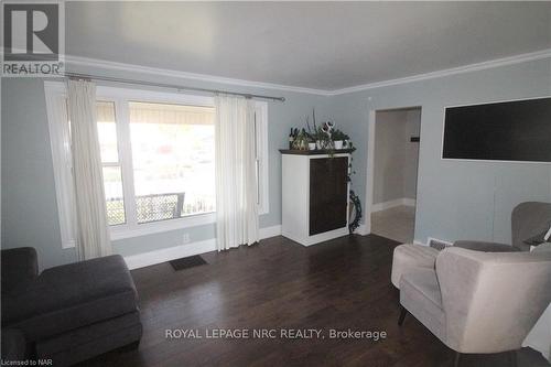 6398 Crawford Street, Niagara Falls (212 - Morrison), ON - Indoor Photo Showing Living Room