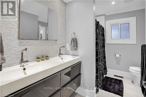 23 Pinewood Avenue, Grimsby (542 - Grimsby East), ON - Indoor Photo Showing Bathroom