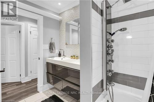 23 Pinewood Avenue, Grimsby (542 - Grimsby East), ON - Indoor Photo Showing Bathroom