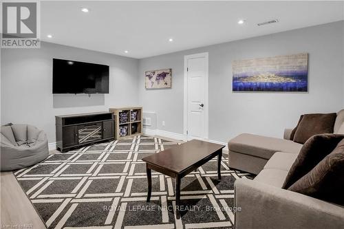 23 Pinewood Avenue, Grimsby (542 - Grimsby East), ON - Indoor Photo Showing Living Room