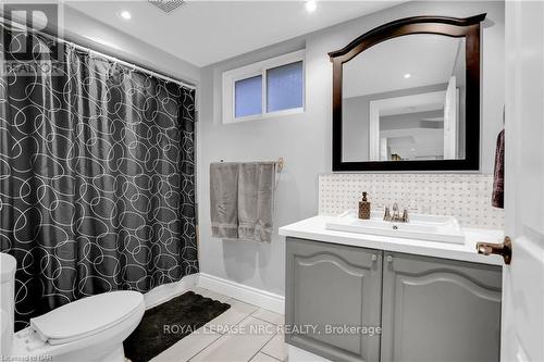 23 Pinewood Avenue, Grimsby (542 - Grimsby East), ON - Indoor Photo Showing Bathroom