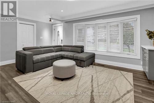 23 Pinewood Avenue, Grimsby (542 - Grimsby East), ON - Indoor Photo Showing Living Room