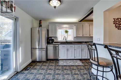 3522 East Main Street, Fort Erie (328 - Stevensville), ON - Indoor Photo Showing Kitchen