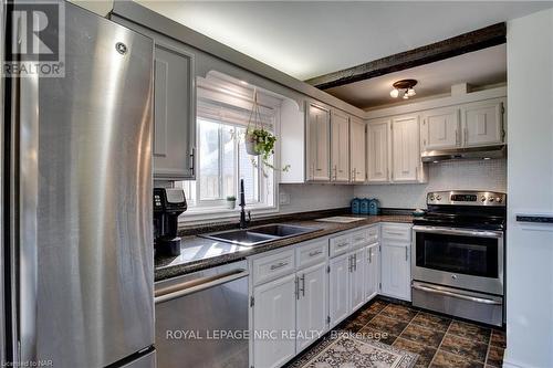 3522 East Main Street, Fort Erie (328 - Stevensville), ON - Indoor Photo Showing Kitchen With Double Sink With Upgraded Kitchen