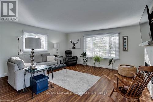 3522 East Main Street, Fort Erie (328 - Stevensville), ON - Indoor Photo Showing Living Room