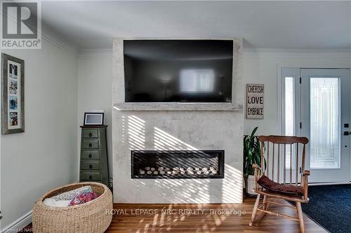 3522 East Main Street, Fort Erie (328 - Stevensville), ON - Indoor Photo Showing Living Room With Fireplace