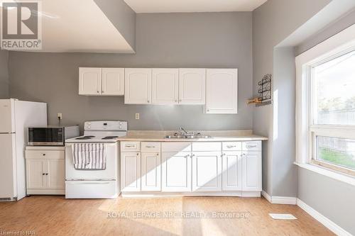 51 Haynes Avenue, St. Catharines (450 - E. Chester), ON - Indoor Photo Showing Kitchen With Double Sink