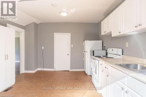 51 Haynes Avenue, St. Catharines (450 - E. Chester), ON - Indoor Photo Showing Kitchen