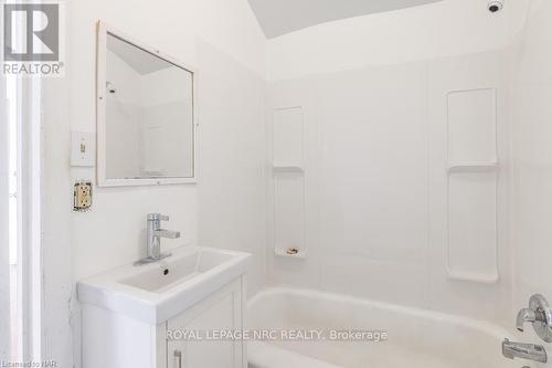 51 Haynes Avenue, St. Catharines (450 - E. Chester), ON - Indoor Photo Showing Bathroom