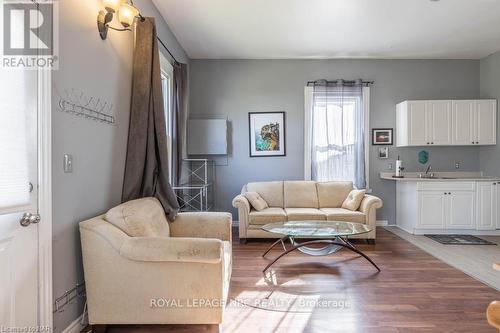 51 Haynes Avenue, St. Catharines (450 - E. Chester), ON - Indoor Photo Showing Living Room