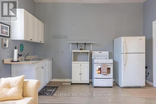 51 Haynes Avenue, St. Catharines (450 - E. Chester), ON - Indoor Photo Showing Kitchen