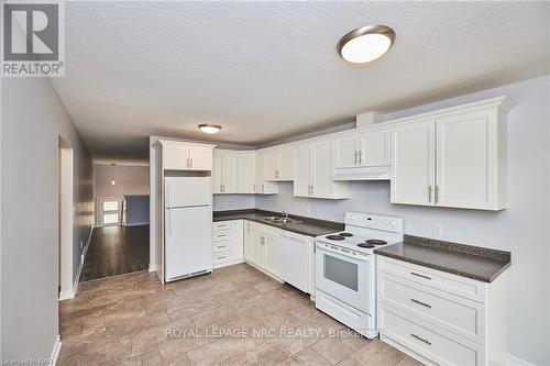 34 Bruce Street, Welland (768 - Welland Downtown), ON - Indoor Photo Showing Kitchen