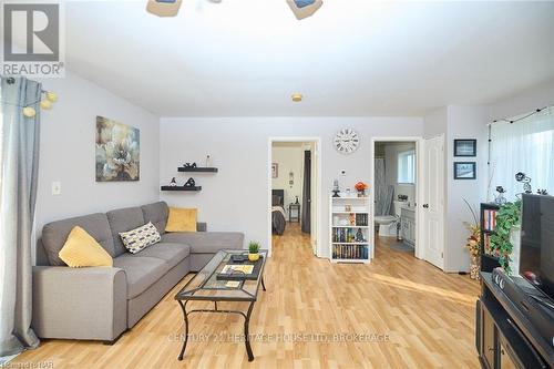 1463 Phillips Street, Fort Erie (334 - Crescent Park), ON - Indoor Photo Showing Living Room