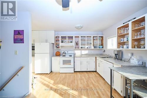 1463 Phillips Street, Fort Erie (334 - Crescent Park), ON - Indoor Photo Showing Kitchen