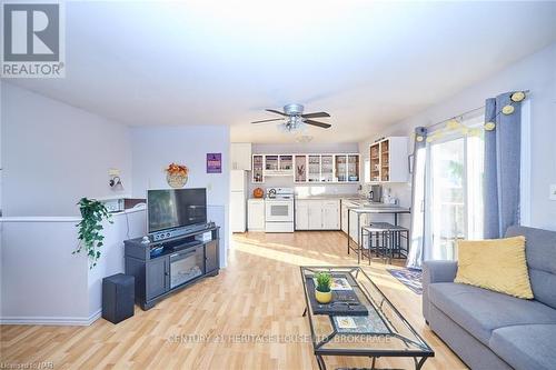 1463 Phillips Street, Fort Erie (334 - Crescent Park), ON - Indoor Photo Showing Living Room