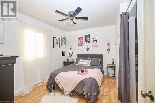 1463 Phillips Street, Fort Erie (334 - Crescent Park), ON - Indoor Photo Showing Bedroom