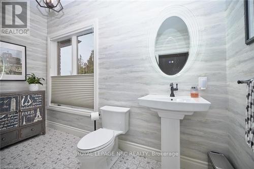 880 Metler Rd Road, Pelham (663 - North Pelham), ON - Indoor Photo Showing Bathroom