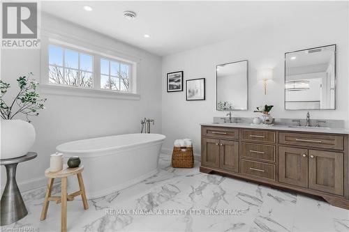 338 Hwy 20 W, Pelham (664 - Fenwick), ON - Indoor Photo Showing Bathroom